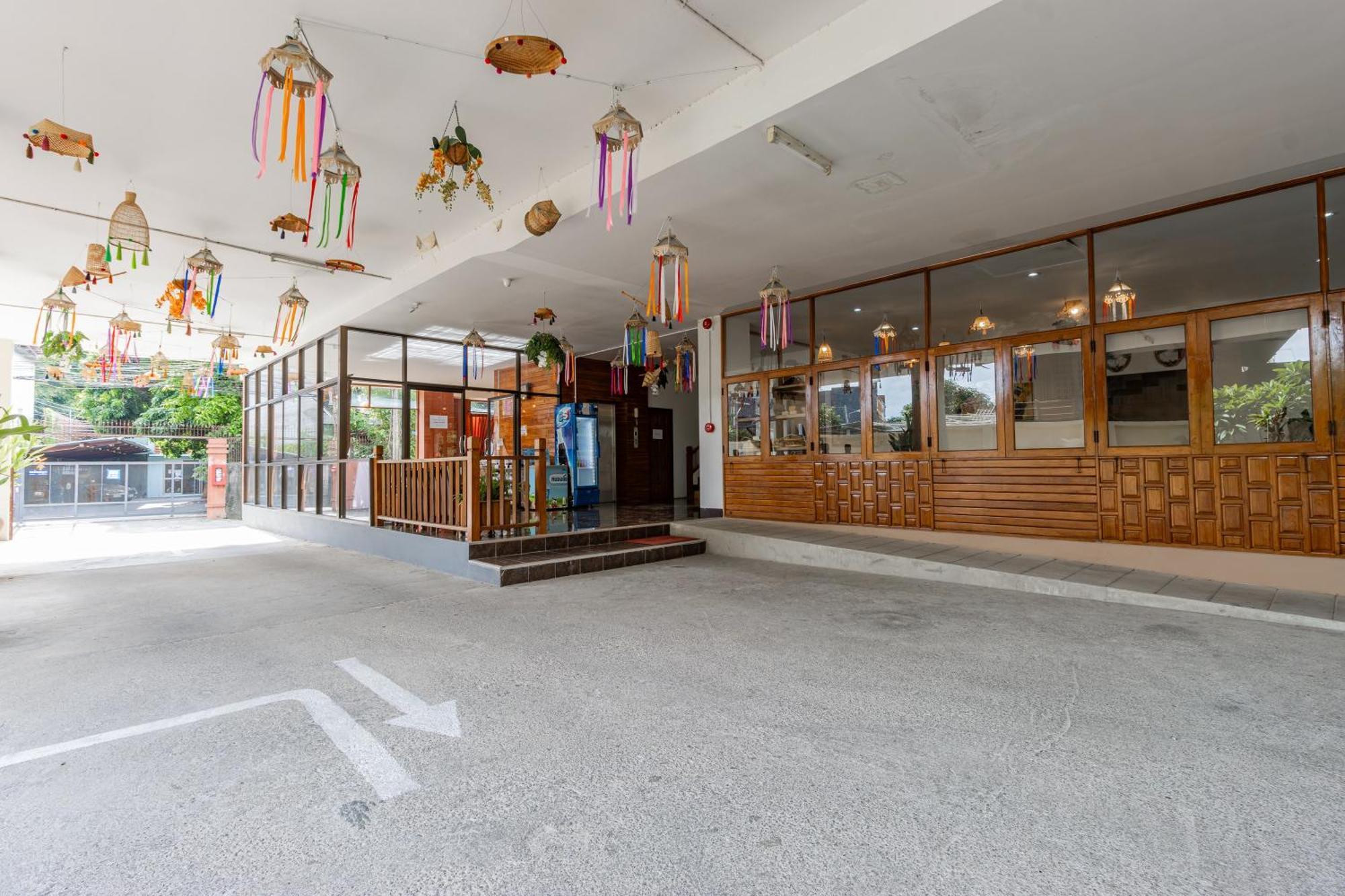 Budget Stars Hotel チエンマイ エクステリア 写真